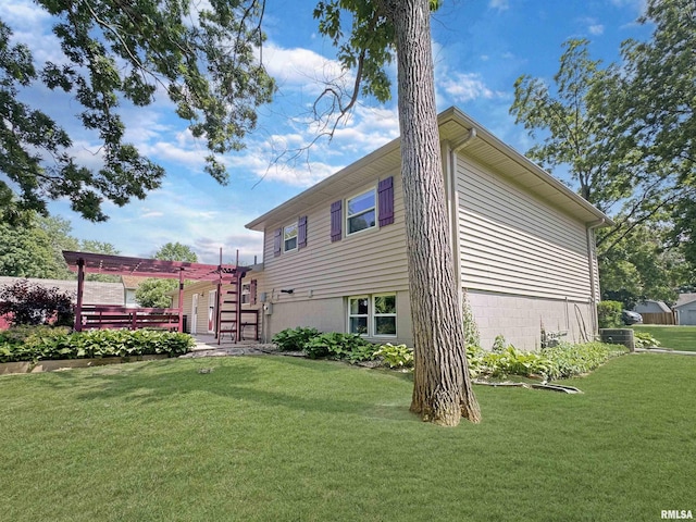 490 Oak Point Rd, Metamora, IL 61548 - rear view of house with a lawn