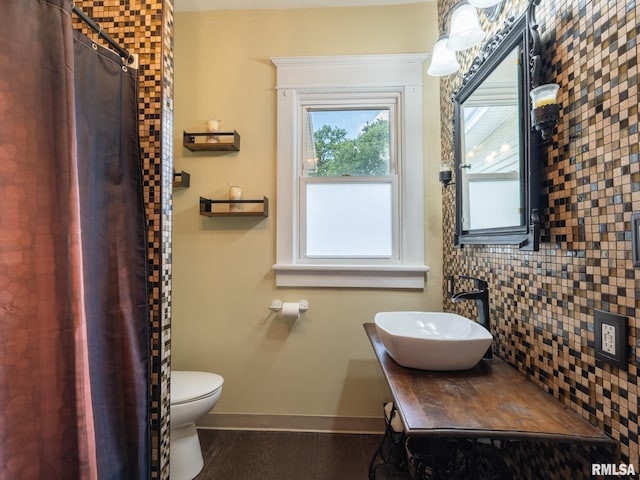 405 Washington St, Pekin, IL 61554 - full bathroom with vanity, a shower with shower curtain, backsplash, and wood finished floors