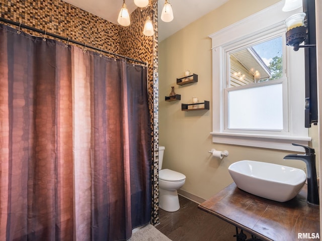 405 Washington St, Pekin, IL 61554 - full bath with a sink and wood finished floors
