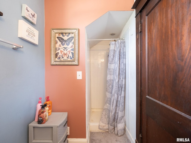 405 Washington St, Pekin, IL 61554 - full bath featuring curtained shower
