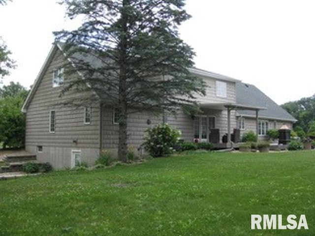 17215 N Mangold Rd, Edelstein, IL 61526 - back of property with a lawn