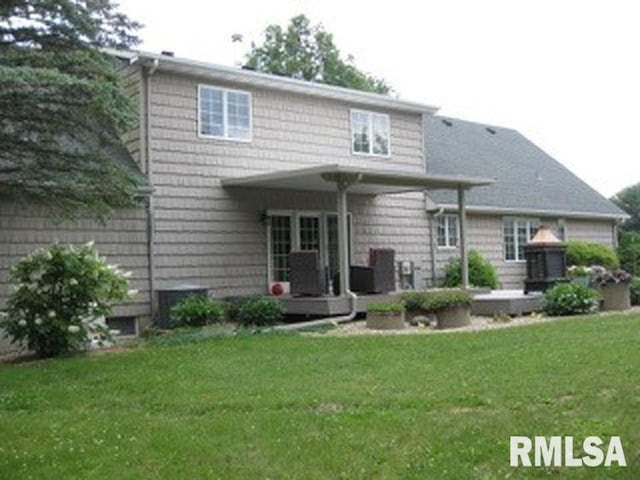 17215 N Mangold Rd, Edelstein, IL 61526 - rear view of house featuring a yard and a patio area