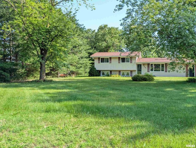 6646 Mason Rd, Manito, IL 61546 - tri-level home featuring a front yard