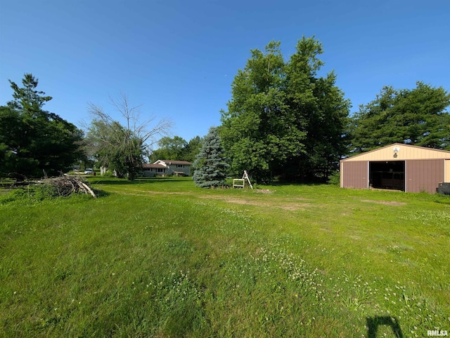 6646 Mason Rd, Manito, IL 61546 - view of green lawn featuring a pole building, a garage, and an outbuilding