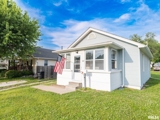1108 Mechanic St, Pekin, IL 61554 - view of front of house featuring entry steps