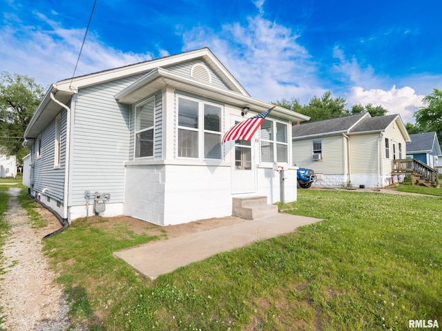 1108 Mechanic St, Pekin, IL 61554 - view of front of house featuring entry steps and a front yard