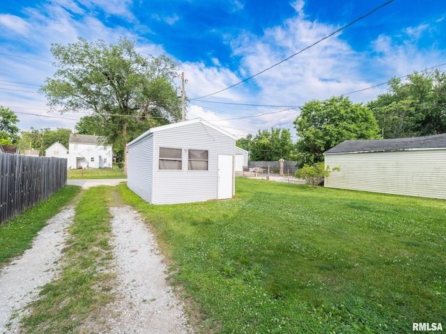 1108 Mechanic St, Pekin, IL 61554 - view of yard featuring an outbuilding