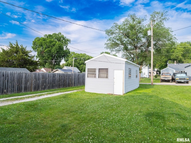 1108 Mechanic St, Pekin, IL 61554 - view of yard with an outdoor structure