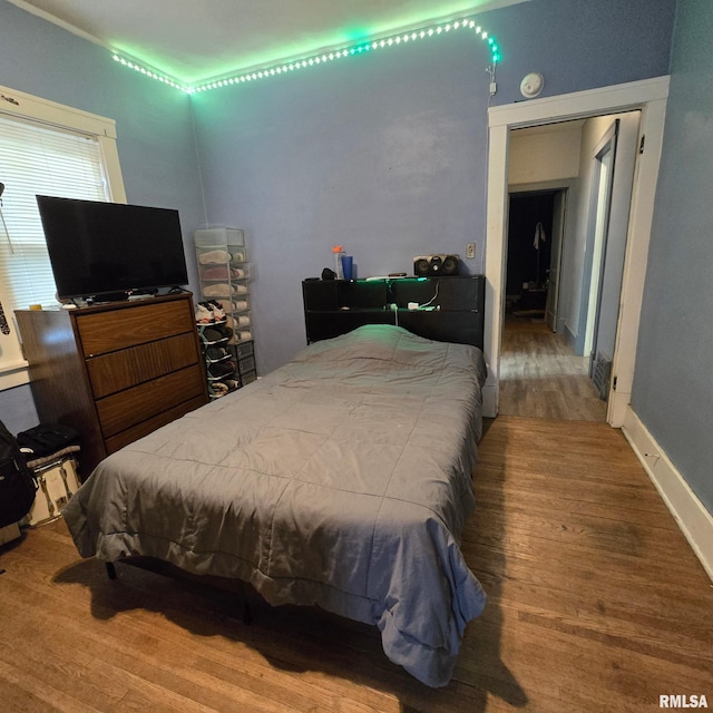 211 E Frye Ave, Peoria, IL 61603 - bedroom with wood finished floors and baseboards
