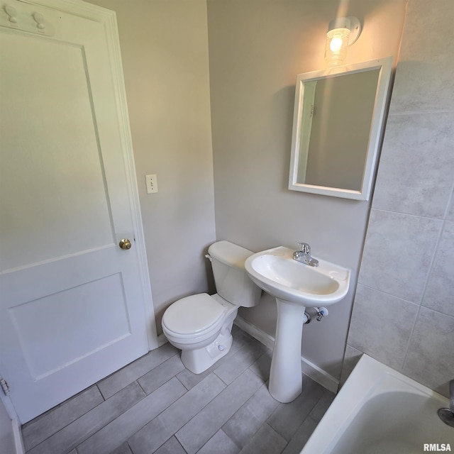 2029 W Forrest Hill Ave, Peoria, IL 61604 - bathroom with a bathtub and toilet