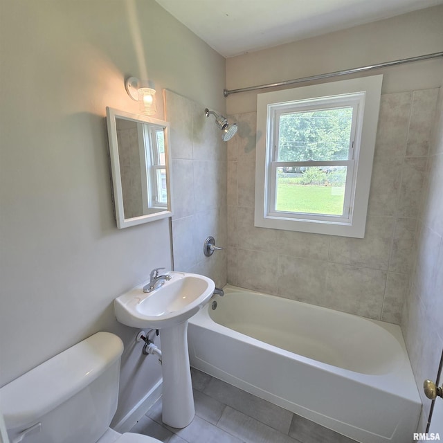2029 W Forrest Hill Ave, Peoria, IL 61604 - bathroom featuring tile patterned flooring and bathing tub / shower combination