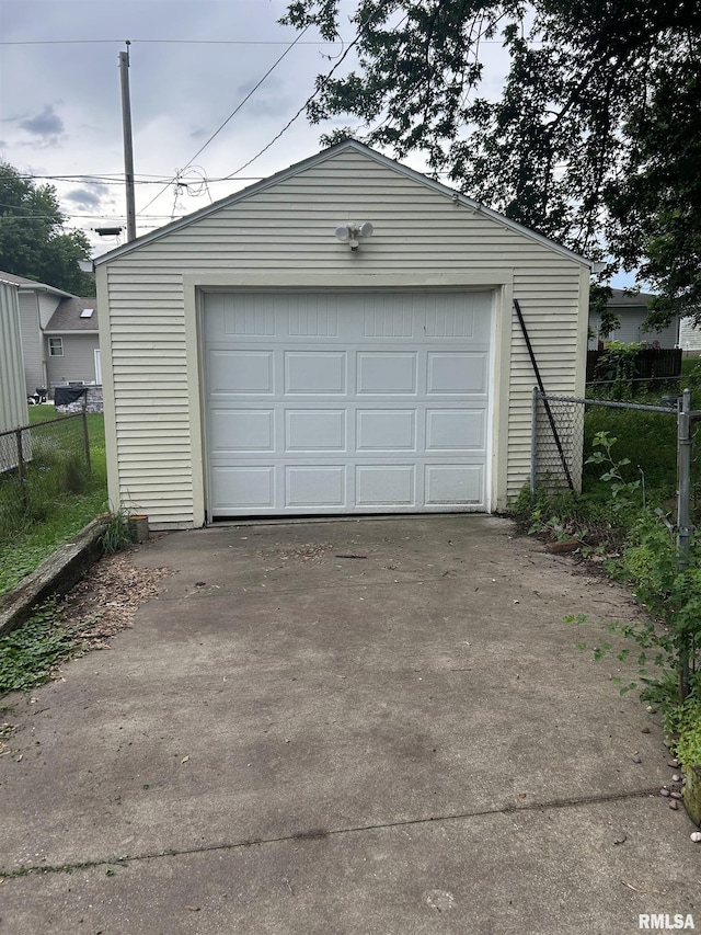 1208 S 13th St, Pekin, IL 61554 - detached garage featuring driveway