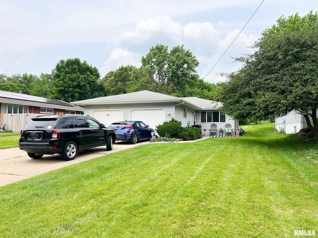 913 W Shenandoah Dr Unit 2, Peoria, IL 61614 - ranch-style home featuring an attached garage, concrete driveway, and a front lawn