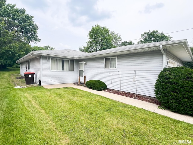 913 W Shenandoah Dr Unit 2, Peoria, IL 61614 - ranch-style house featuring a front yard