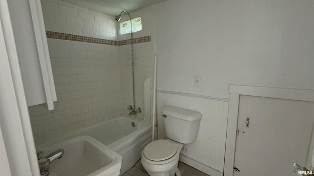 1009 W Armstrong Ave, Peoria, IL 61606 - full bathroom with toilet and  shower combination