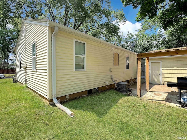 1506 S Capitol St, Pekin, IL 61554 - view of side of home featuring a central AC unit and a lawn