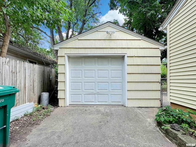 1506 S Capitol St, Pekin, IL 61554 - detached garage with concrete driveway