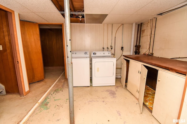 1602 Highwood Ave, Pekin, IL 61554 - laundry room with washing machine and clothes dryer and concrete block wall