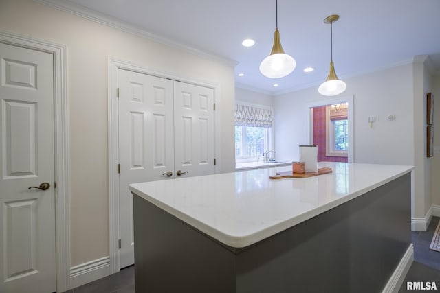 512 Hidden Ln, Peoria, IL 61614 - kitchen featuring light countertops, crown molding, a kitchen island, decorative light fixtures, and recessed lighting