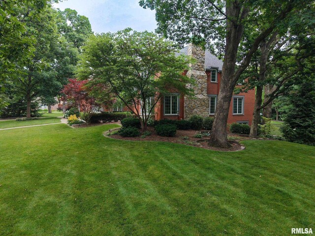 512 Hidden Ln, Peoria, IL 61614 - view of front facade featuring a front lawn and a chimney