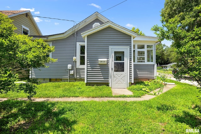 1013 N 2nd St, Pekin, IL 61554 - rear view of house featuring a lawn