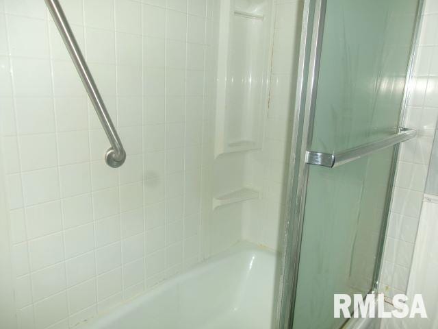 102 N Park Ave, Manito, IL 61546 - full bathroom featuring enclosed tub / shower combo