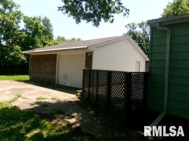 102 N Park Ave, Manito, IL 61546 - detached garage with driveway