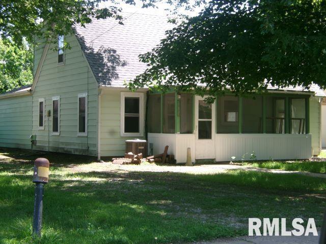 102 N Park Ave, Manito, IL 61546 - view of front facade featuring a sunroom, a front lawn, and a shingled roof