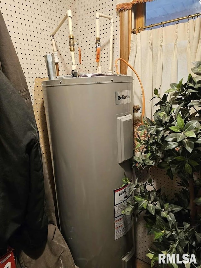 19635 E 800th St, Sciota, IL 61475 - utilities with water heater