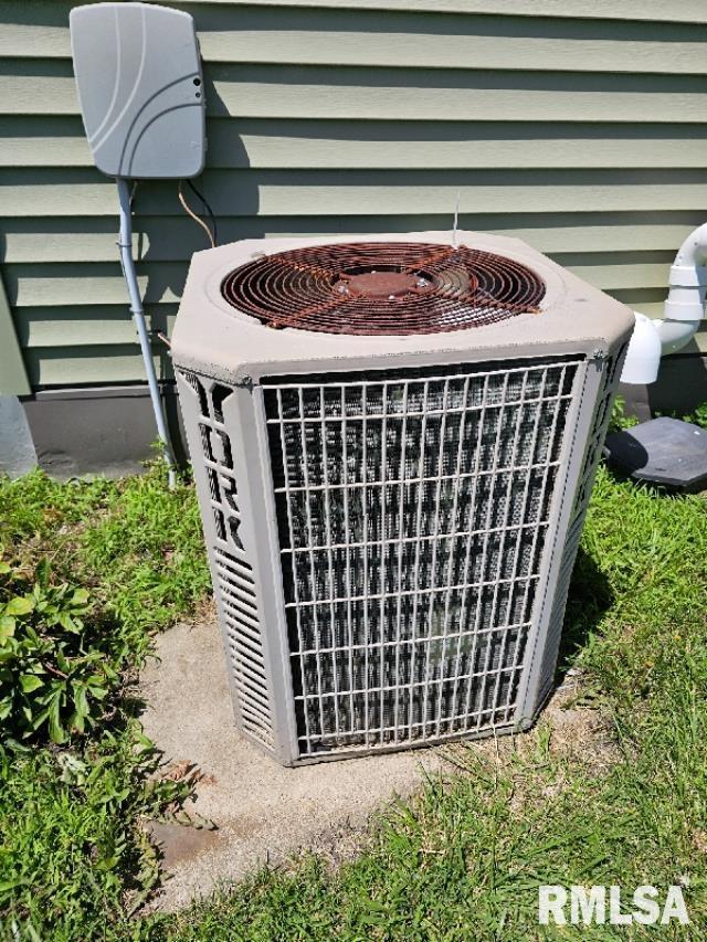 19635 E 800th St, Sciota, IL 61475 - exterior view of a cooling unit