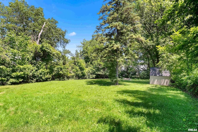 1726 N Pierson Dr, West Peoria, IL 61604 - view of grassy yard with a storage shed