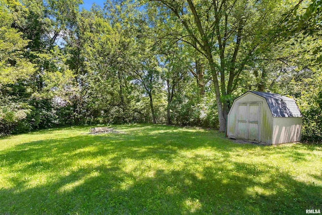 1726 N Pierson Dr, West Peoria, IL 61604 - view of grassy yard featuring a storage unit