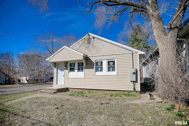 2217 W Marquette St, Peoria, IL 61605 - view of front facade with a front yard