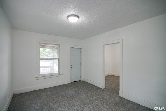 2320 W Krause Ave, Peoria, IL 61605 - empty room with dark carpet and a textured ceiling