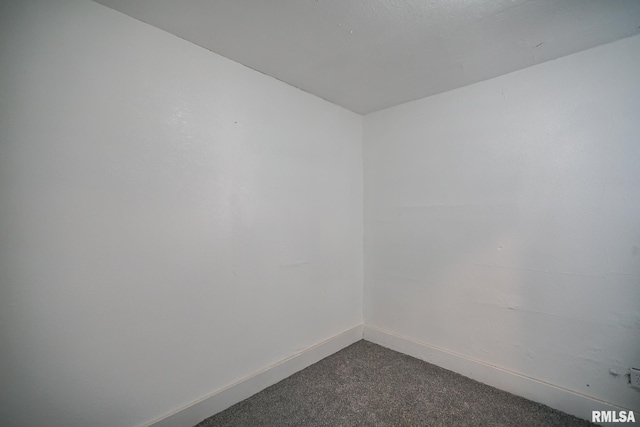 2320 W Krause Ave, Peoria, IL 61605 - unfurnished room with dark carpet and baseboards