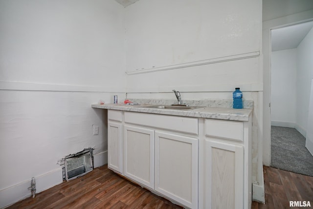 2320 W Krause Ave, Peoria, IL 61605 - washroom featuring dark wood-style floors