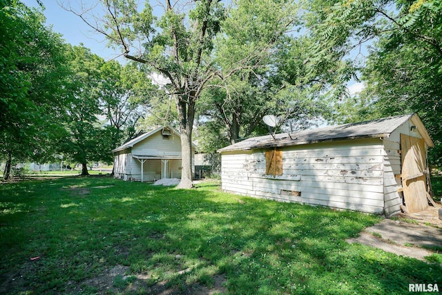 2320 W Krause Ave, Peoria, IL 61605 - view of grassy yard featuring an outdoor structure