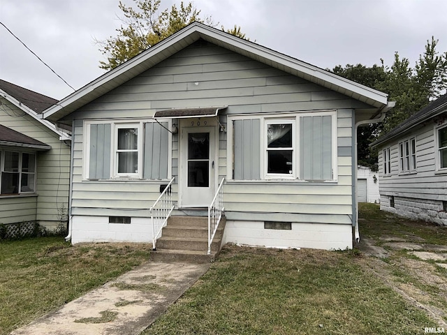 909 W Mcclure Ave, Peoria, IL 61604 - view of front facade with crawl space, entry steps, and a front lawn