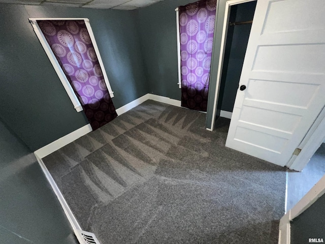 909 W Mcclure Ave, Peoria, IL 61604 - entrance foyer with dark carpet and baseboards