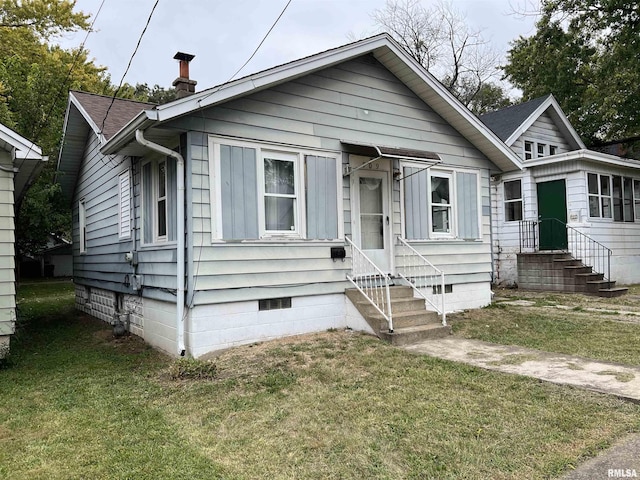 909 W Mcclure Ave, Peoria, IL 61604 - bungalow featuring crawl space, a front lawn, and entry steps