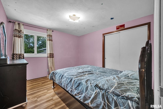 2816 N Kingston Dr, Peoria, IL 61604 - bedroom with wood finished floors, a closet, and a textured ceiling