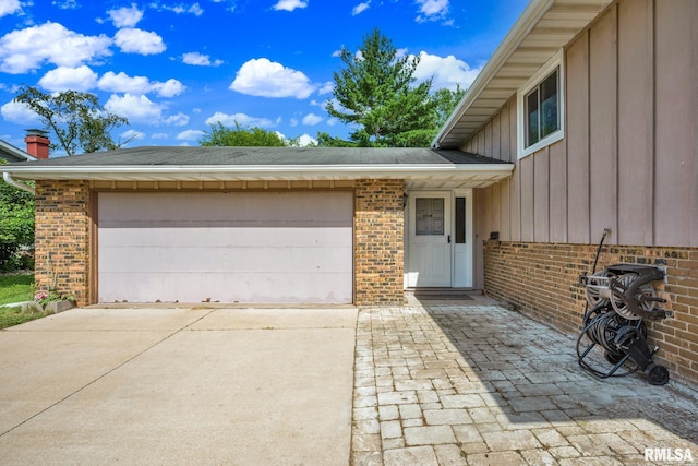 2816 N Kingston Dr, Peoria, IL 61604 - exterior space with driveway