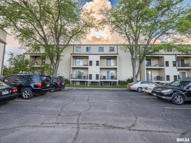 3119 W Willow Knolls Rd Unit 37B, Peoria, IL 61614 - view of property featuring uncovered parking