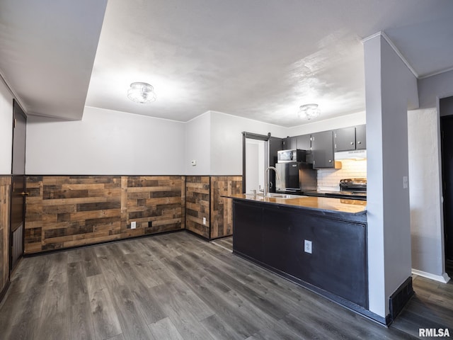 3119 W Willow Knolls Rd Unit 37B, Peoria, IL 61614 - kitchen with dark wood-style floors, black range with electric cooktop, refrigerator, decorative backsplash, and a wainscoted wall