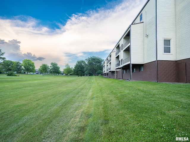 3119 W Willow Knolls Rd Unit 37B, Peoria, IL 61614 - surrounding community with a yard