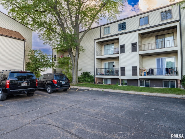 3119 W Willow Knolls Rd Unit 37B, Peoria, IL 61614 - view of property with uncovered parking