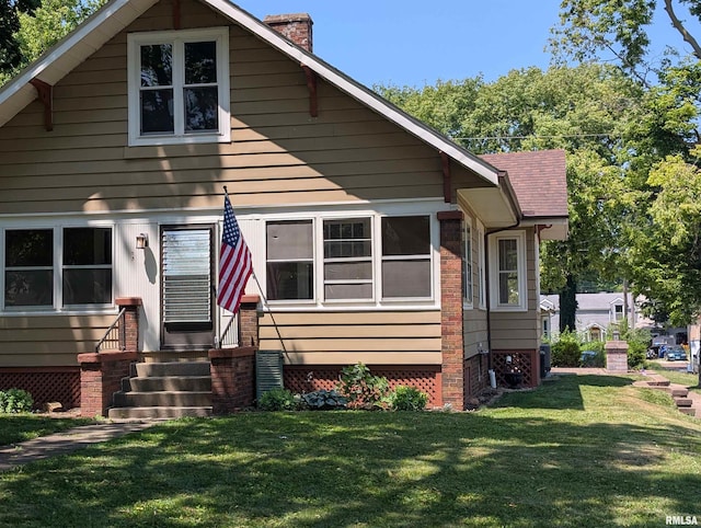 1101 S 4th St, Pekin, IL 61554 - bungalow-style house featuring a chimney and a front yard
