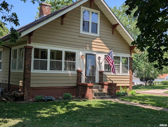 1101 S 4th St, Pekin, IL 61554 - view of front of property with a chimney and a front yard