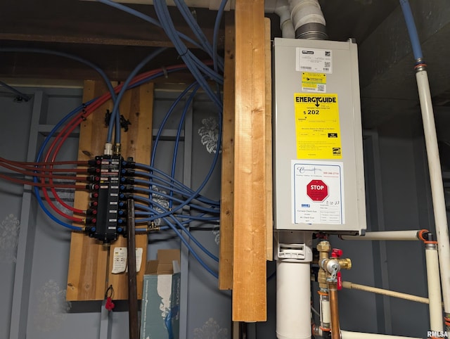 1101 S 4th St, Pekin, IL 61554 - utilities featuring water heater