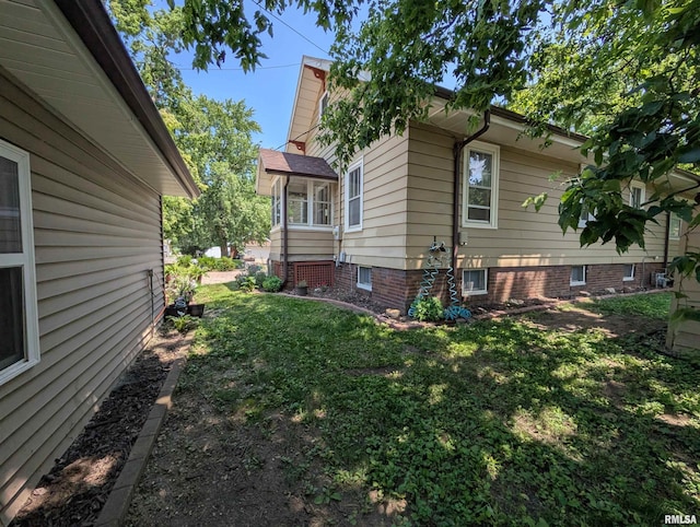 1101 S 4th St, Pekin, IL 61554 - view of side of home featuring a yard